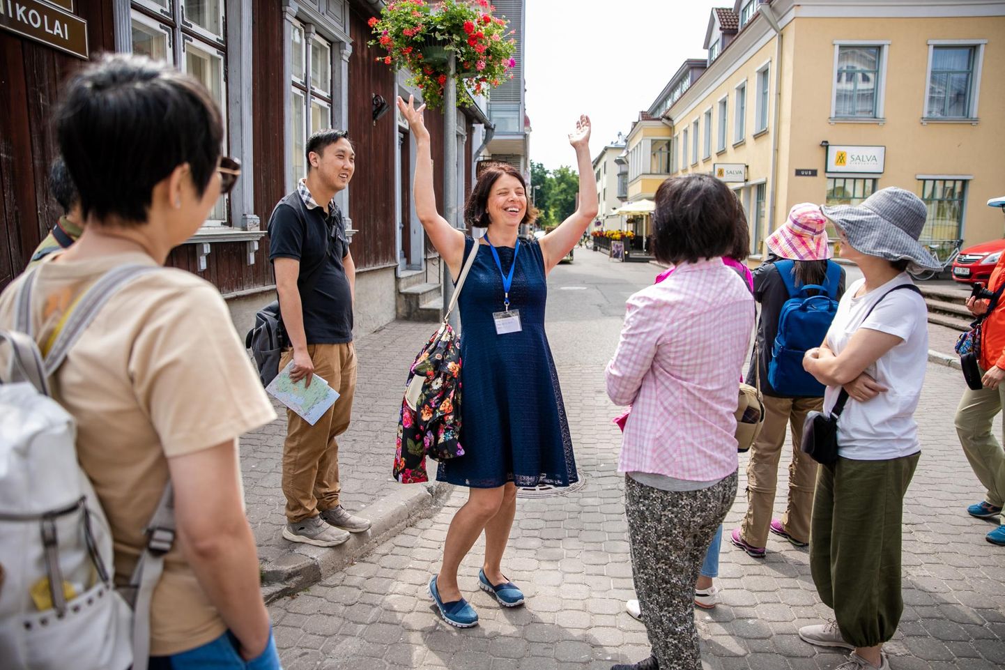 Hong Kongist pärit turistid, kellega giid Ann Eichhorst suhtleb tõlgi abil inglise keeles.
