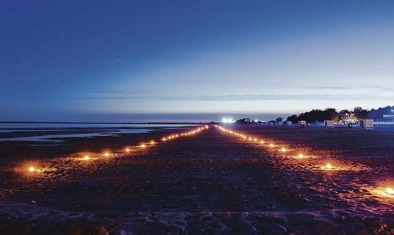 2016. aasta mais toimus Pärnu rannas lennuvälja toetusaktsioon, kui küünaldest süüdati sümboolsed rajatuled.