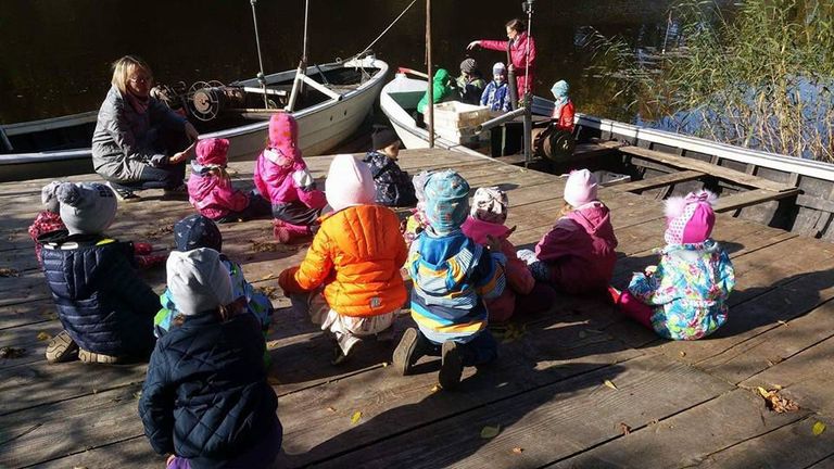 Titutriinu lapsed uurisid merekuul kaluripaate, võrke ja kala ennast.