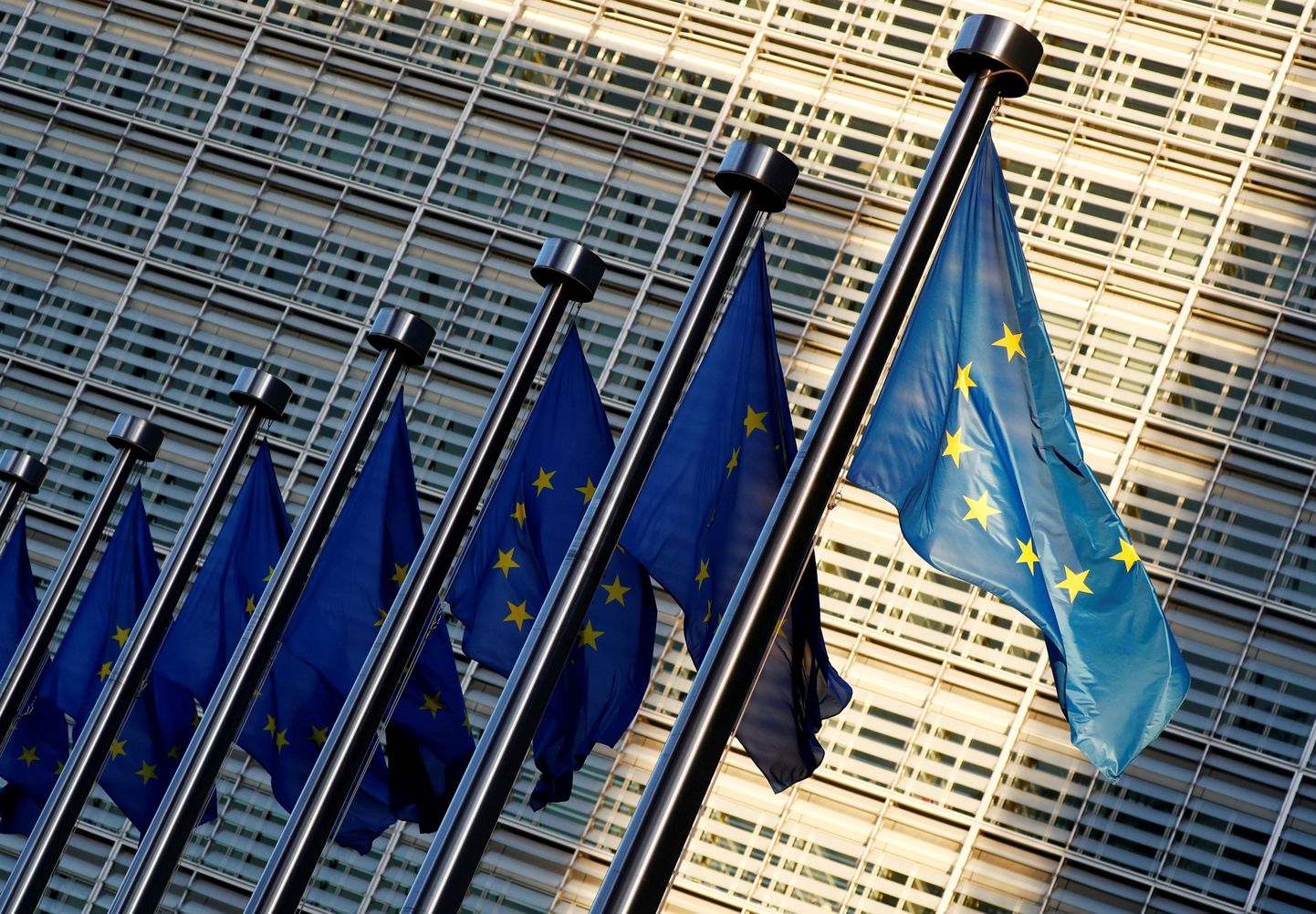 Eiropas Savienības (ES) karogi, kas izkārti pie ES Komisijas galvenās ēkas Briselē.