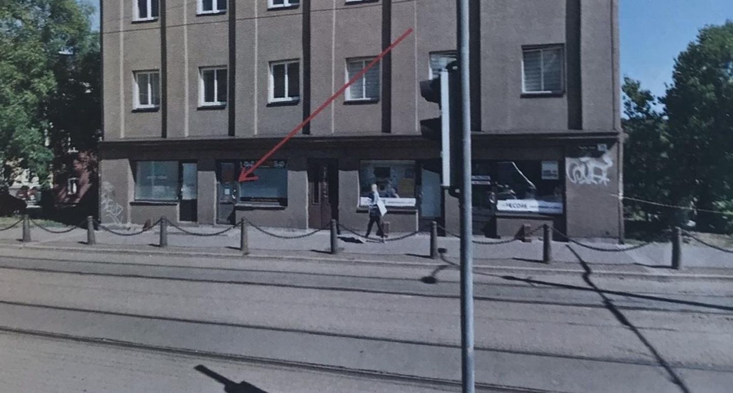 Один "массажный салон" находился на Тартуском шоссе. Клиенты находили дверь по крайной наклейке.