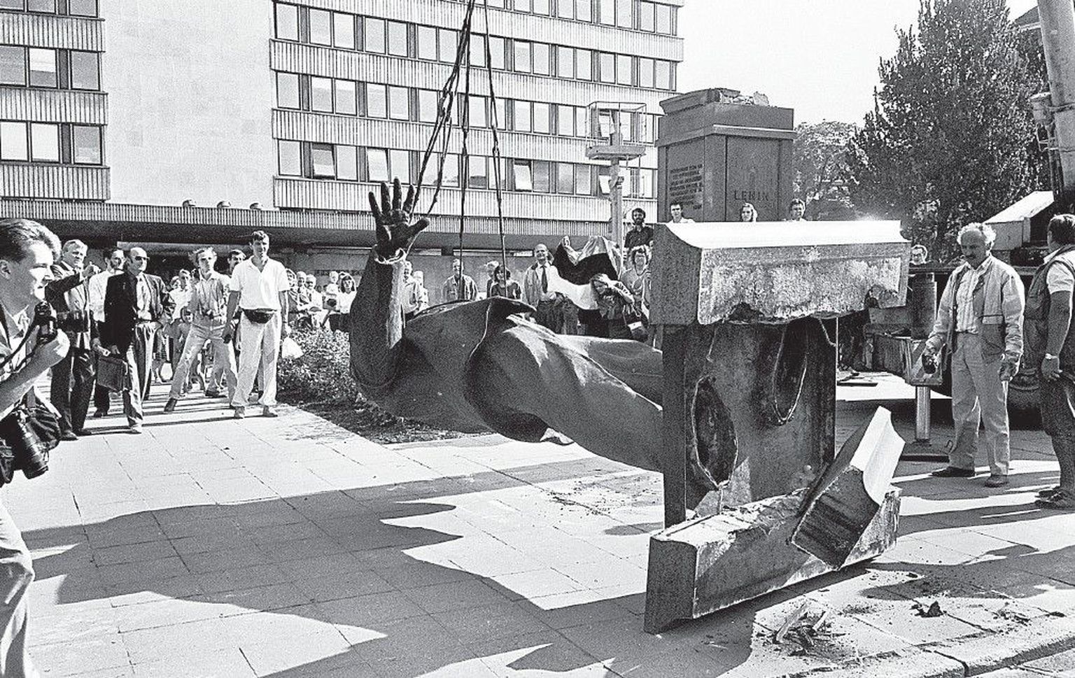23. augustil 1991 eemaldati tollase Eestimaa Kommunistliku Partei (EKP) keskkomitee peakontori eest Lenini monument. Peagi asusid samas hoones tegutsema välisministeerium ja mitmed saatkonnad, 1998. aastal sai ministeeriumiesine plats nimeks Islandi väljak. Tühjaksjäänud platsile rajati haljasala.