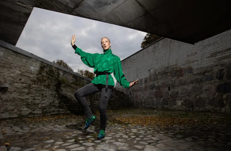 Fotograaf, kunstnik, muusik ja tantsija Alan Proosa traditsioonilises Tai tantsupoosis.