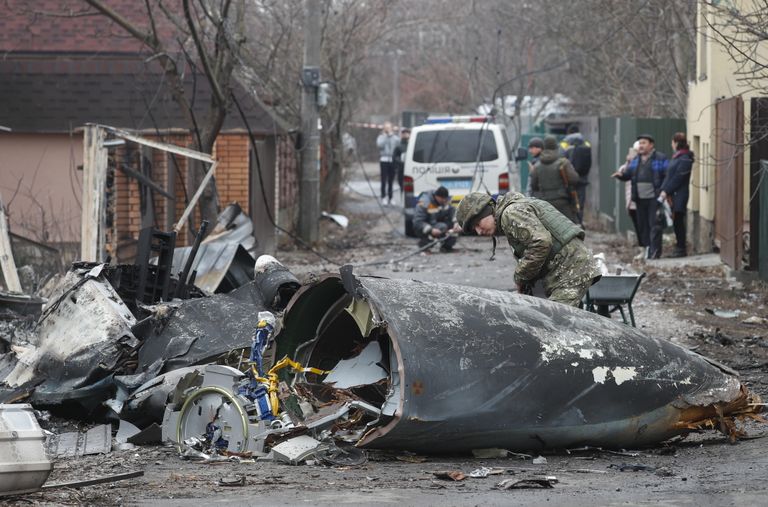 Ukraina sõdur vaatamas Kiievi lähistel alla tulistatud Venemaa lennuki rususid 25. veebruaril 2022