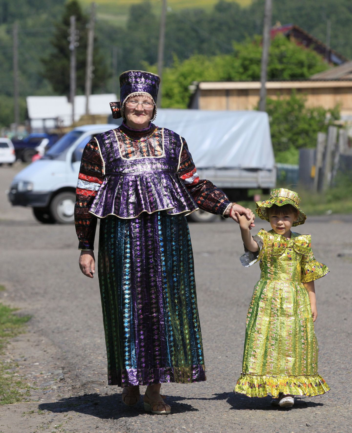 Jelena Tretjakova ja tema õelaps Arina Tarasova kommipaberitest valmistatud riietes.