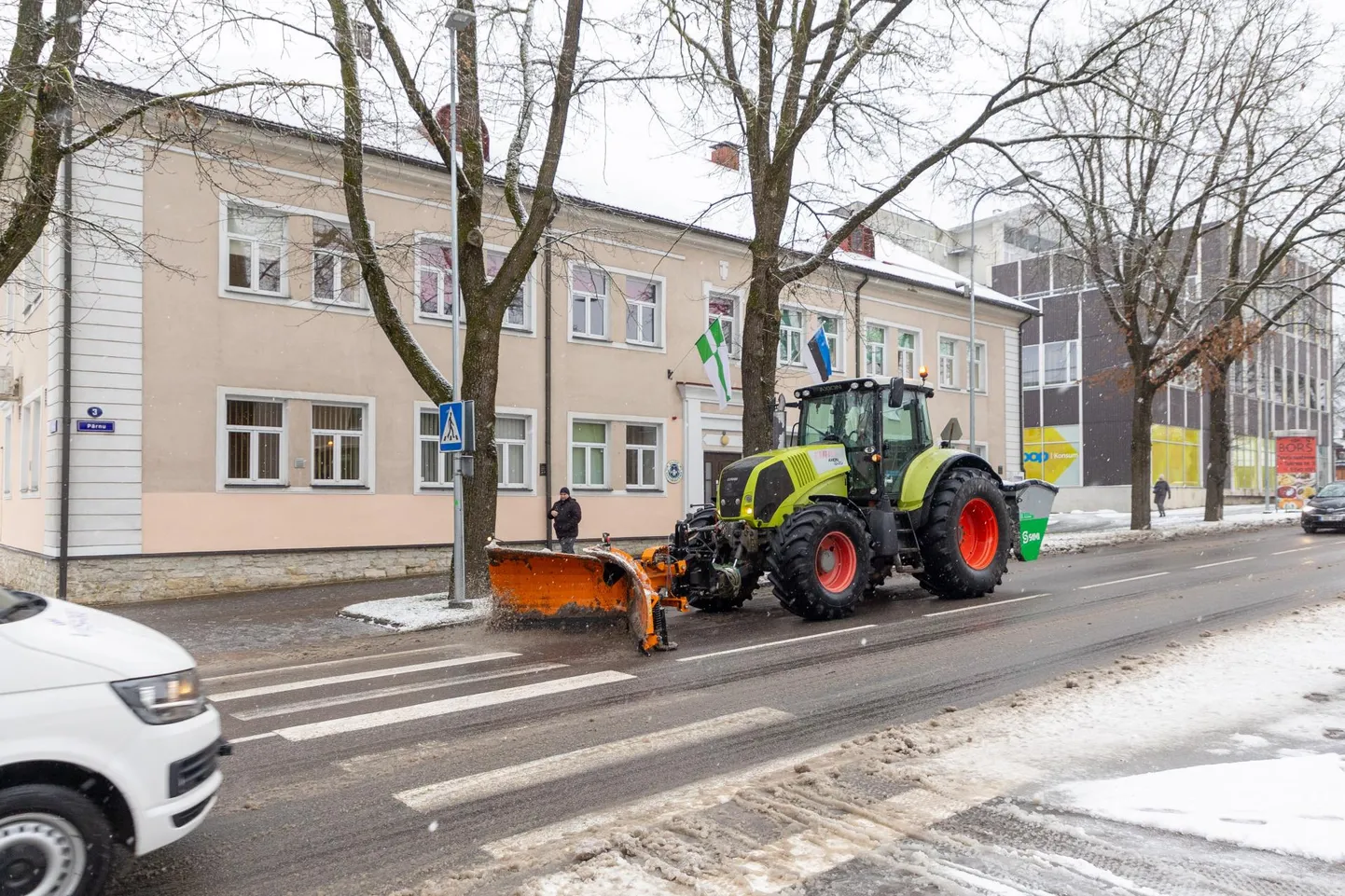 Paide linn on saanud järgnevate aastate talviseks teehoolduseks uue koostööpartneri, Oisu ettevõte Latukrest. Esimesed lumelükkamised on sel nädalal juba tehtud.
