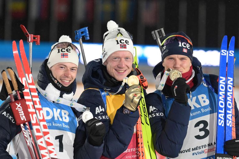 Sturla Holms Lēgreids (no kreisās), Juhanness Tingnēss Bē un Vetle Šostads Kristiansens ar medaļām pasaules čempionāta iedzīšanā 12,5 kilometru distancē.