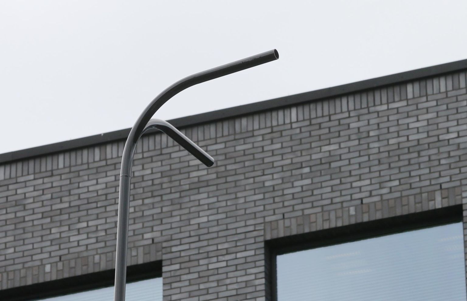 Pildil laternapost Vanemuise tänaval.
 