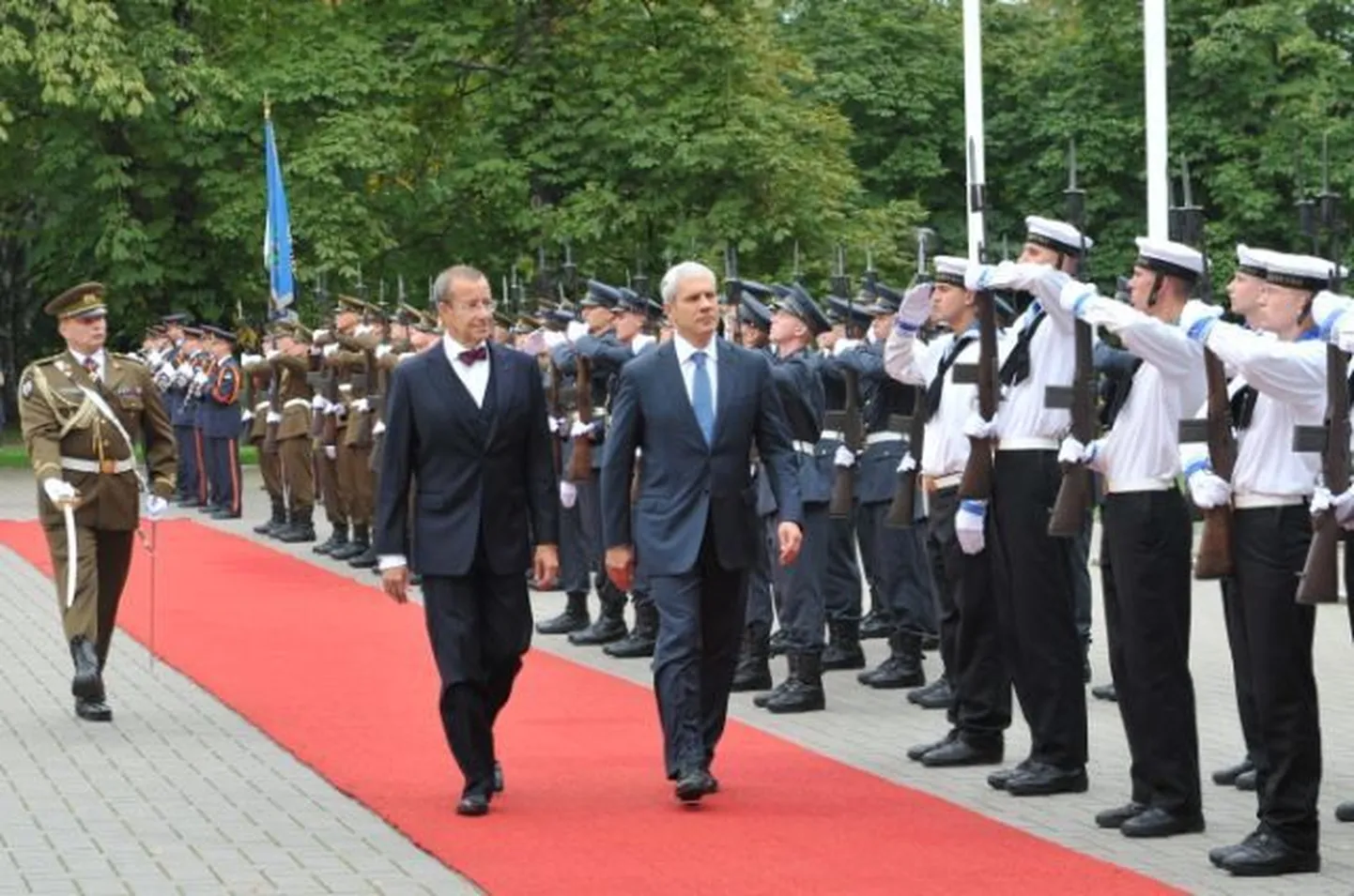 President Toomas Hendrik Ilves tervitas Serbia riigipead Boris Tadićit, kes saabus Eestisse kahepäevasele ametlikule visiidile.