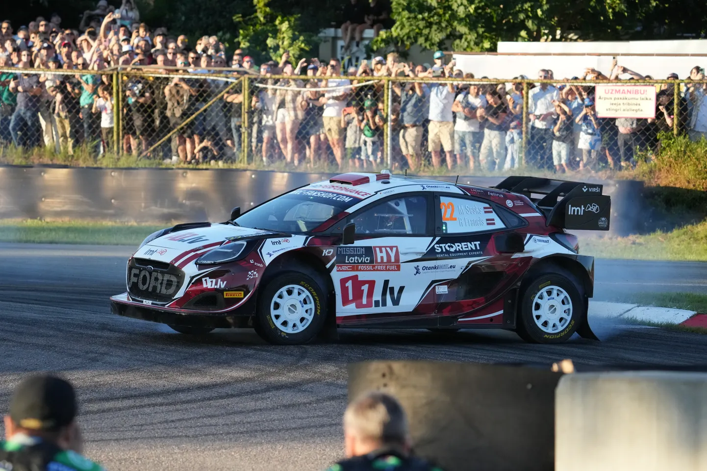 Stūrmanis Renārs Francis un rallija pilots Mārtiņš Sesks piedalās FIA pasaules rallija čempionāta "Tet Rally Latvia" ātrumposmā Biķernieku trasē.