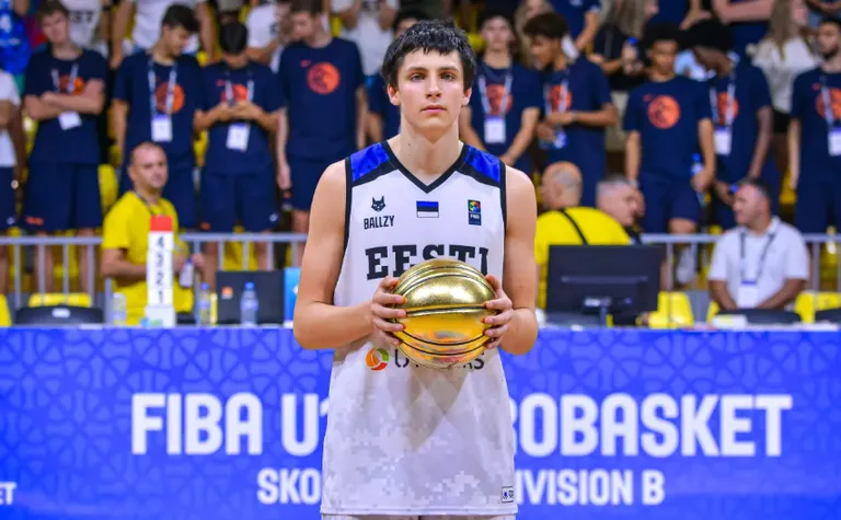 Roman Avdejev 2024. aasta suvel U16 vanuseklassi EMi B-divisjoni turniiri väärtuslikema mängija auhinnaga.