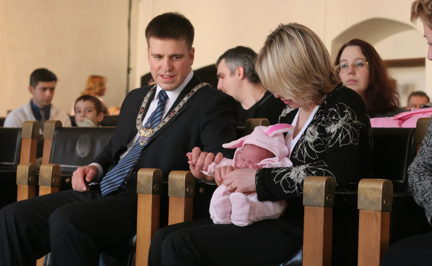 Pidulikult sai oma pisitütre sünnitunnistuse raekojas kätte ka tollane Tallinna linnapea Jüri Ratas 2006. aasta veebruaris.