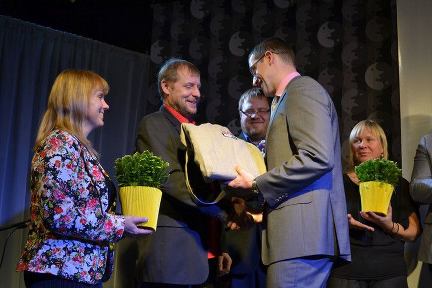 Tartumaa aasta vabatahtlik, Rõngu pillimuuseumi rajaja Anti Mehine (vasakul)võttis Tartu maavanemalt Reno Laidrelt vastu ka maakonna tänavuse tähtsaima teo auhinna.