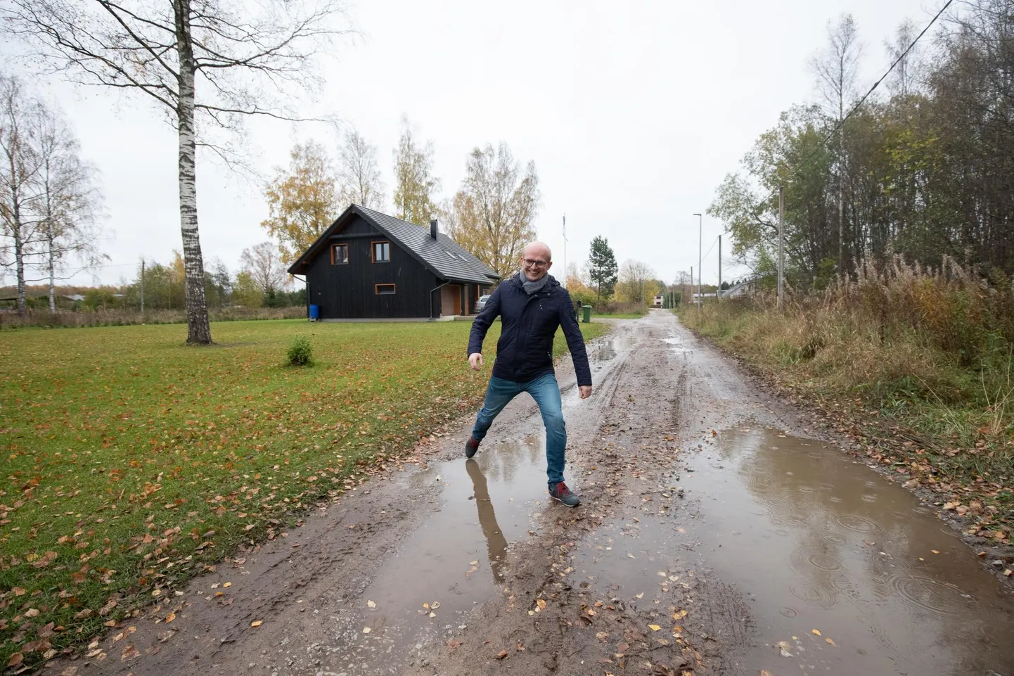 Praegu on tulevasel asfaltkattega tänaval korralik porimülgas, kuhu lapsevankriga jalutama minnes on suur oht lihtsalt kinni jääda.