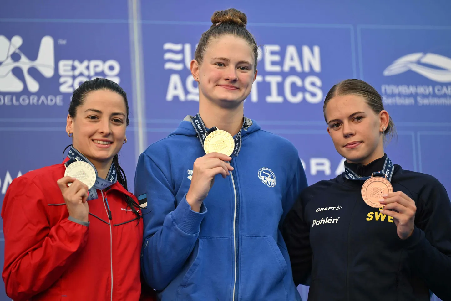 Naiste 100 m rinnulidistantsil medalivõitjad Euroopa meistrivõistlustel Belgradis: Šveitsi Lisa Mamie (vasakul, hõbemedal), Eneli Jefimova (keskel, kuldmedal) ja Rootsi Olivia Klint Ipsa (paremal, pronksmedal)