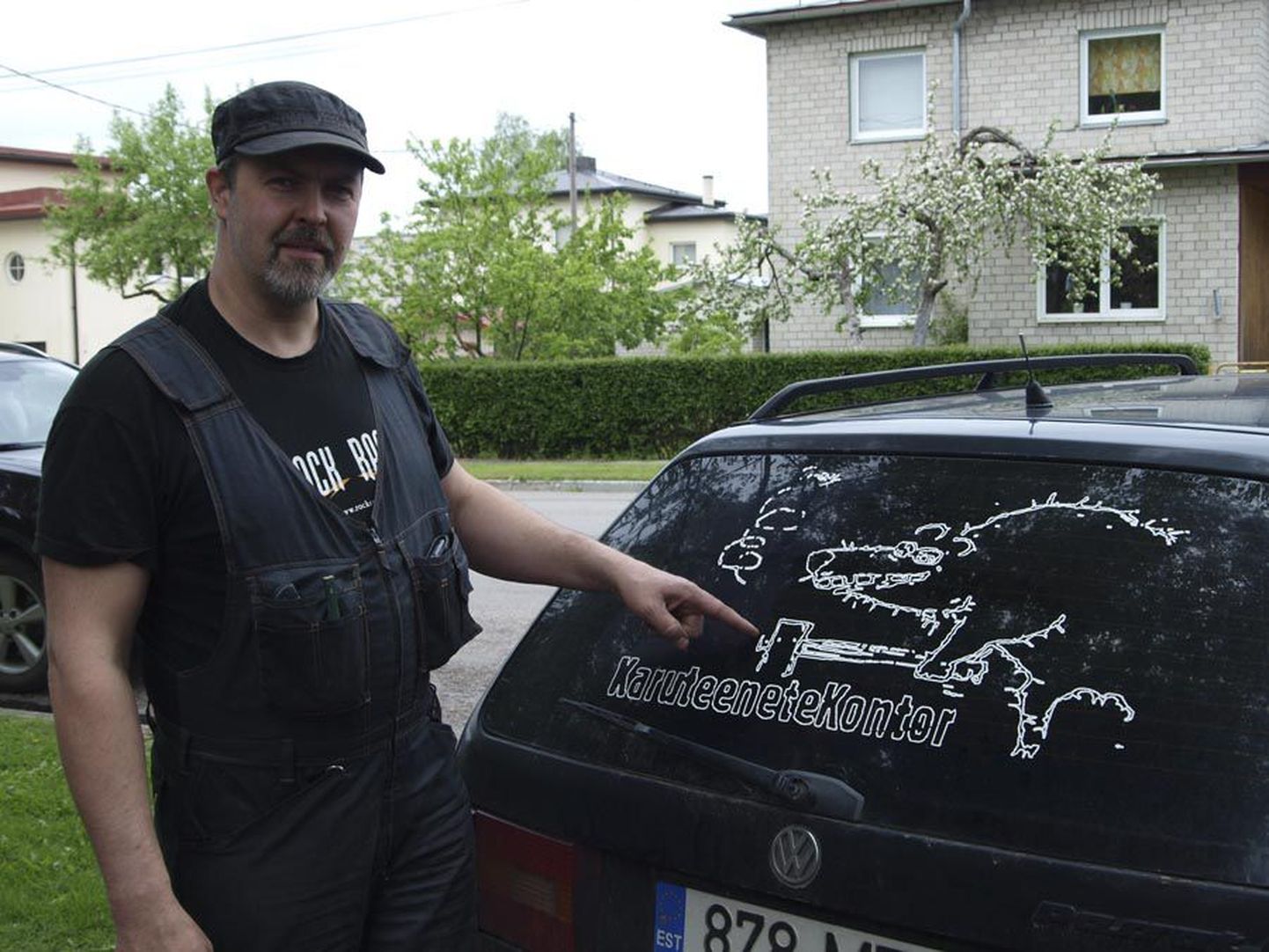 Auto tagaklaasile kleebitud logo pärast on Arno Nöpsi isegi politsei kinni pidanud.