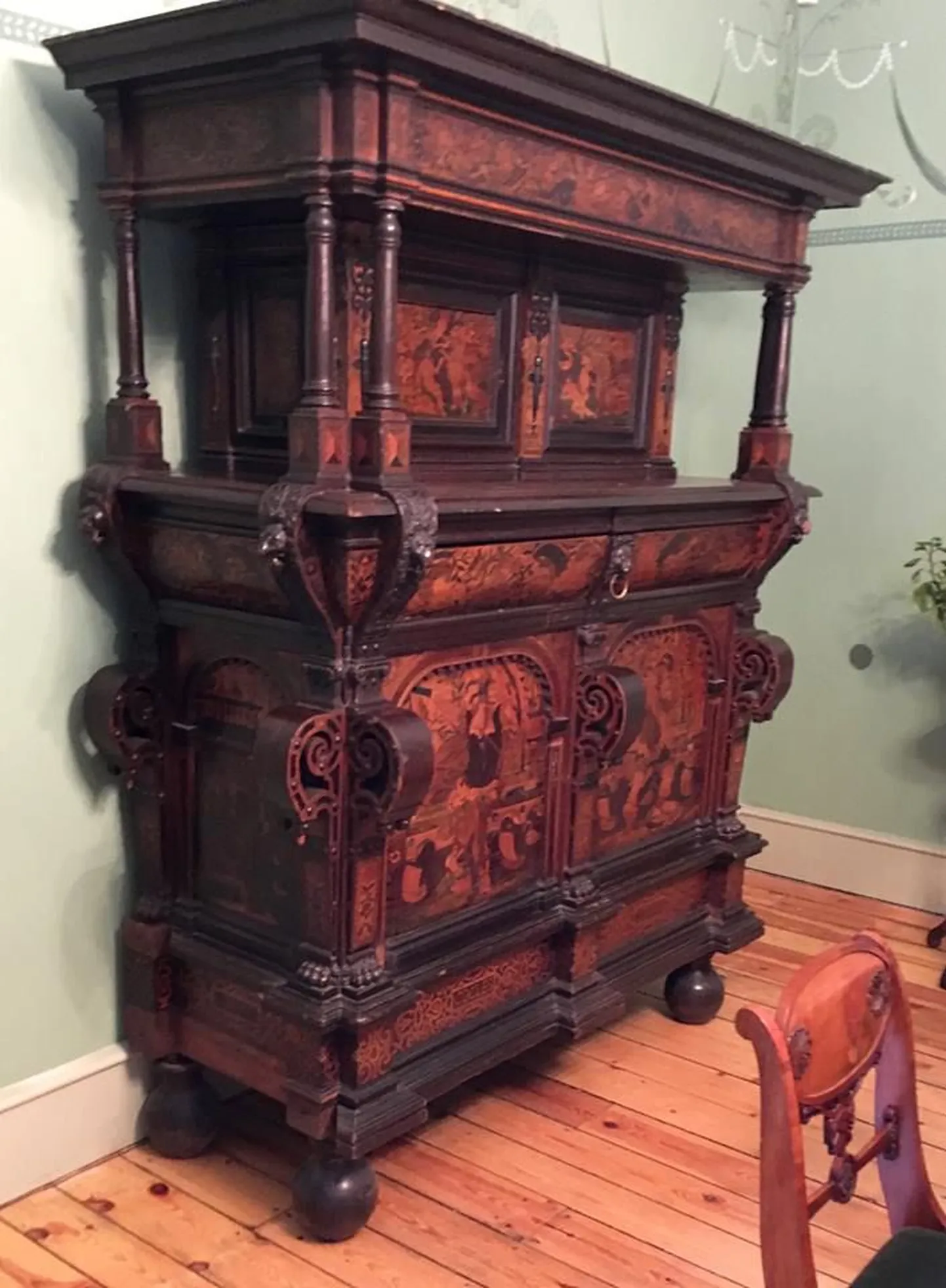 Palmse mõisa söögitoakapp, mis pärit aastast 1614.