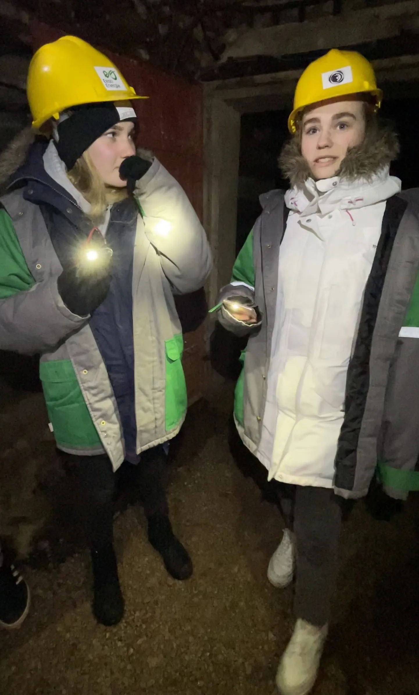 Voka noortekeskuse aktiivsed noored maa all plaane pidamas: pildil Britta Eliise Astok ja Anni Triin Salvan.
