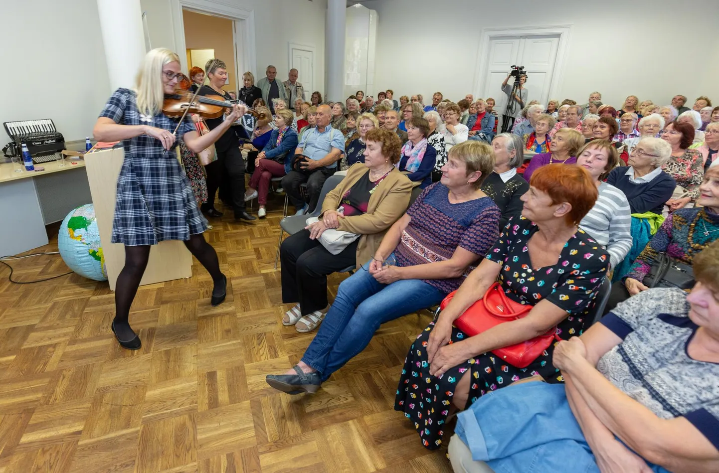 Väärikate ülikoolil on käinud palju põnevaid külalisi. Sünoptik Ele Pedassaar alustas oma loengut pillimänguga.