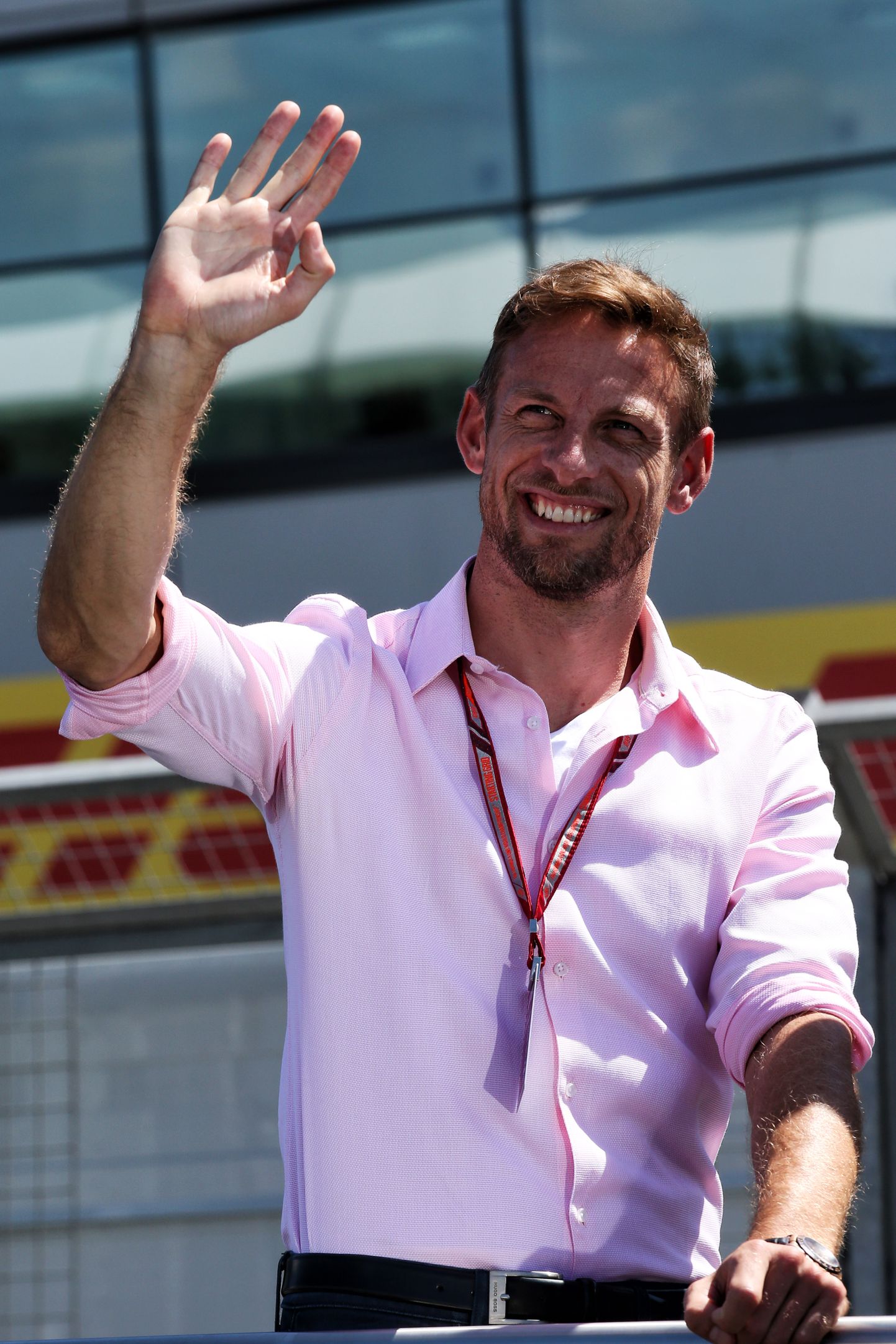 Briti ralliäss Jenson Button jätab majaga hüvasti.