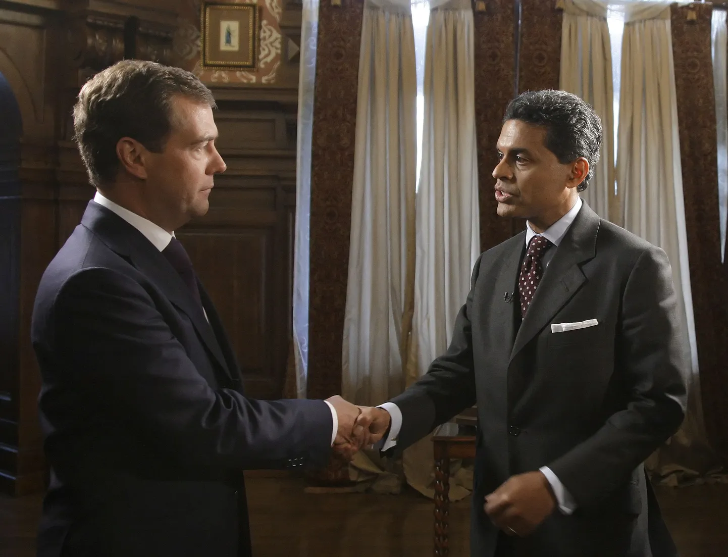 Fareed Zakaria koos Vene presidendi Dmitri Medvedeviga (vasakul) septembris 2009.