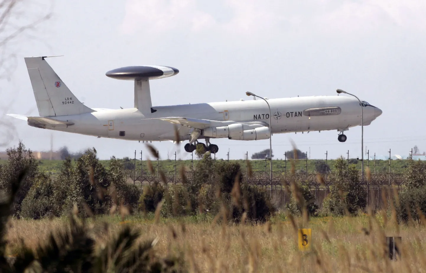 Натовский самолет-разведчик AWACS. Иллюстративное фото.