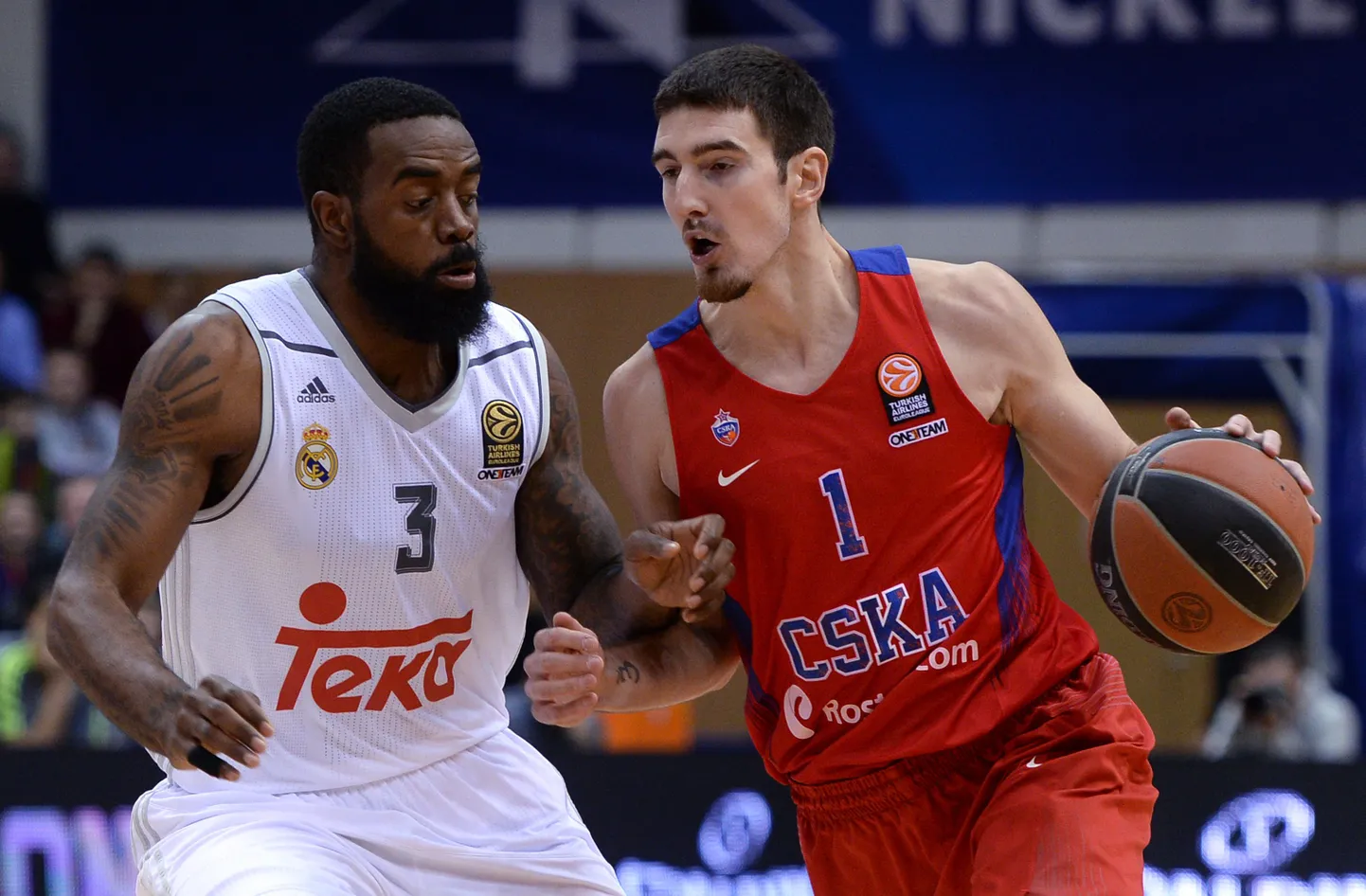 Nando De Colo (paremal) kohtumises Madridi Reali vastu.