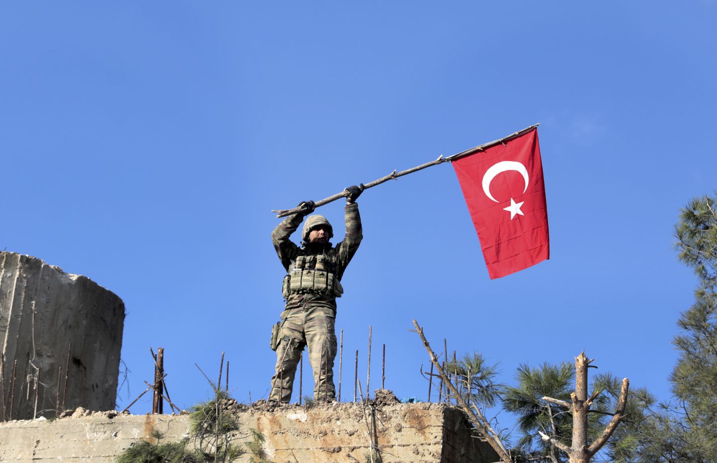 Türgi sõdur riigi lipuga.