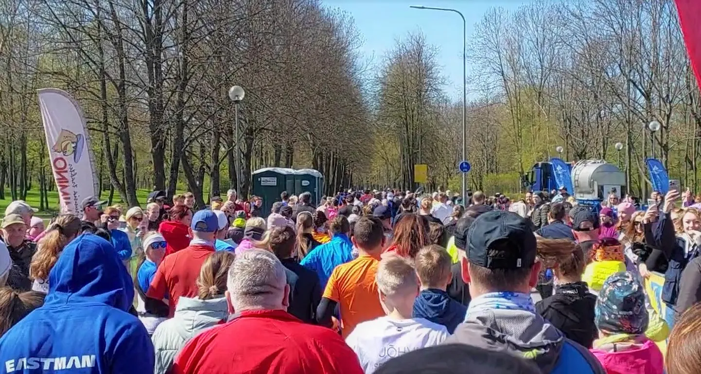 Kohtla-Järve heategevusjooksu põhidistantsi, 7 kilomeetri jooksu, starti tuli ligemale 200 jooksjat.