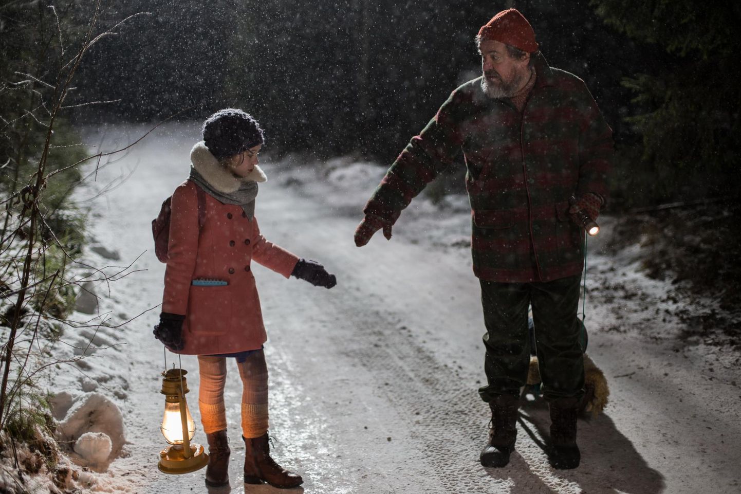Hetk Anu Auna filmist «Eia jõulud Tondikakul». Eia (Paula Rits) ulatab Otile (Jaan Rekkor) käe. FOTO: Kristjan Mõru