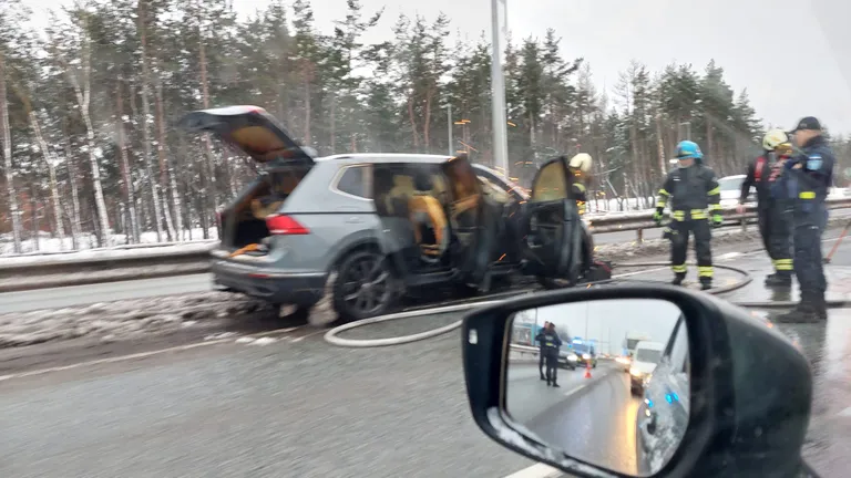 Sõiduki salong sai tugevad kahjustused.
