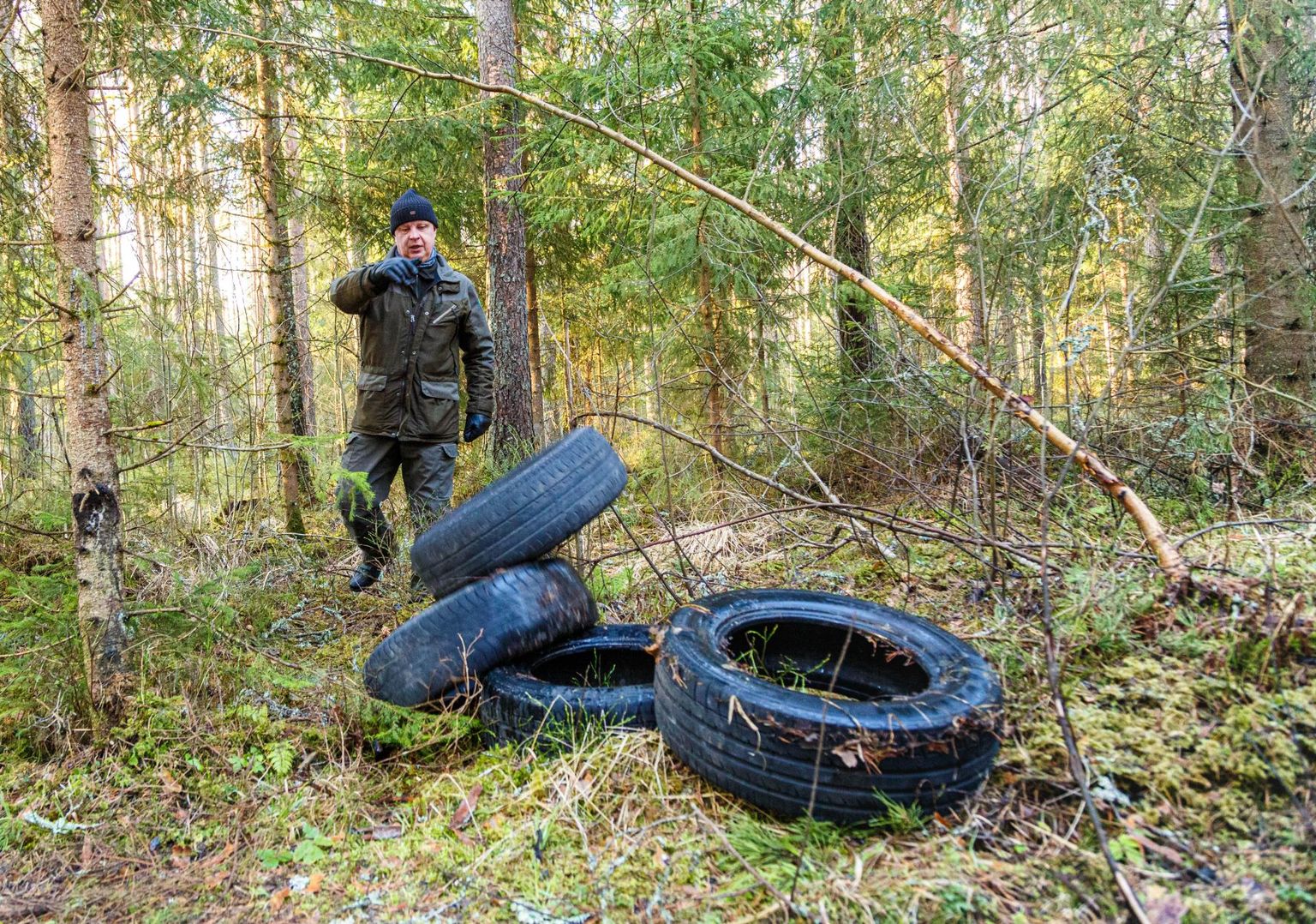 Eriti imestab RMK Valgamaa metsaülem Risto Sepp selle üle, et inimesed sokutavad loodusesse ka kasutatud rehve, mida eraisikud saavad kogumispunktidesse ju tasuta ära anda.