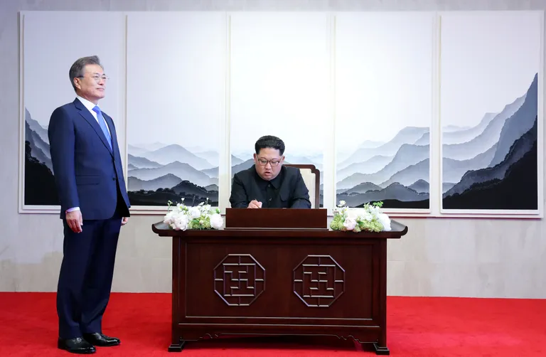 Moon Jae-ini ja Kim Jong-uni ajalooline kohtumine Panmunjomi rahukülas.