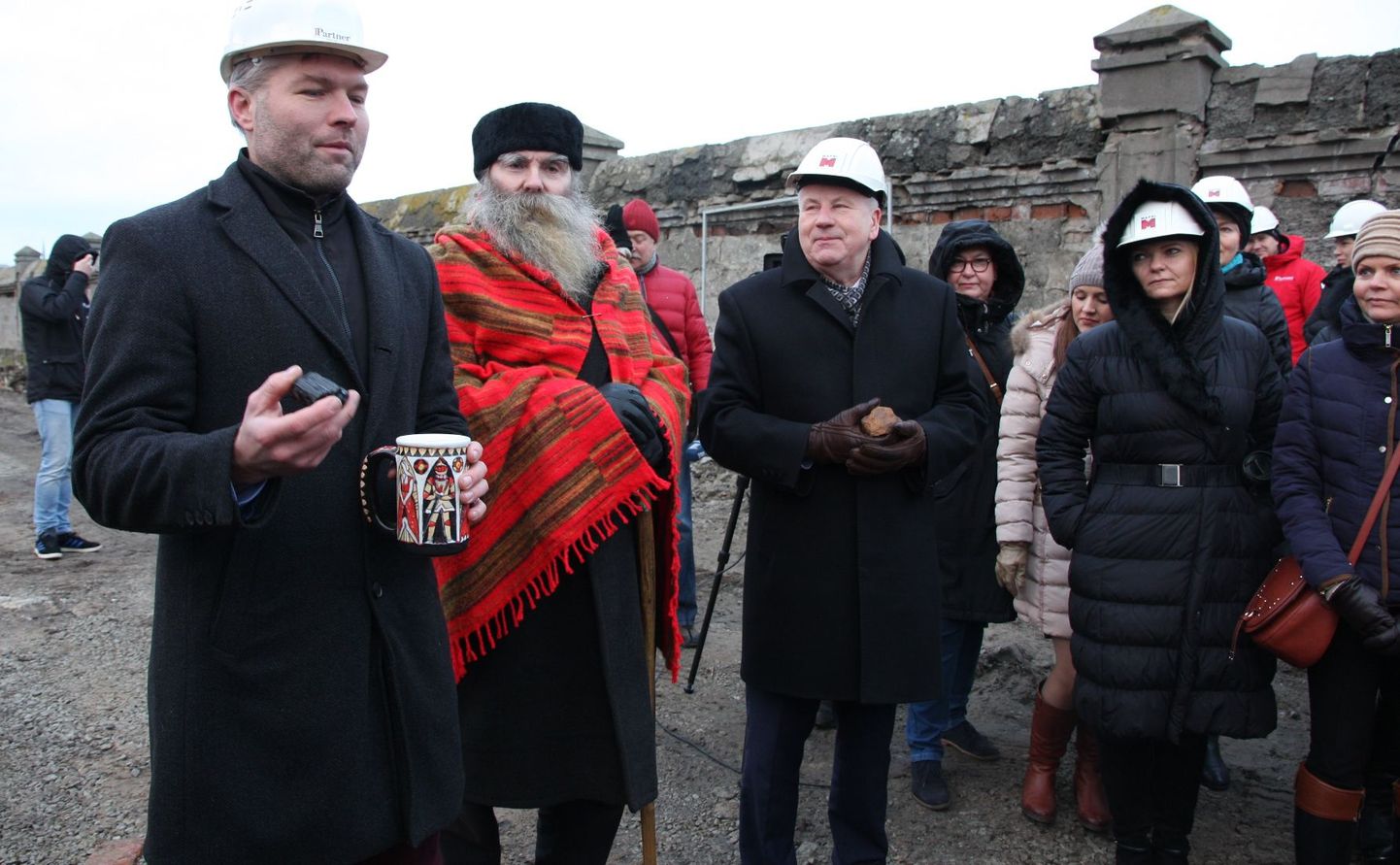 Церемония закладки энергетических камней. В красном шарфе - астролог Игорь Манг, справа - вице-мэр Таллинна Арво Сарапуу с заряженным камушком в руках.
