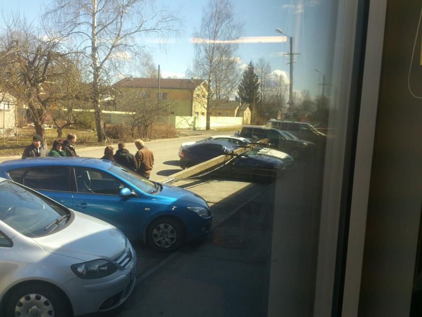 Pärnus Mai Selveri juures autodele peale kukkunud tänavavalgustuspost.