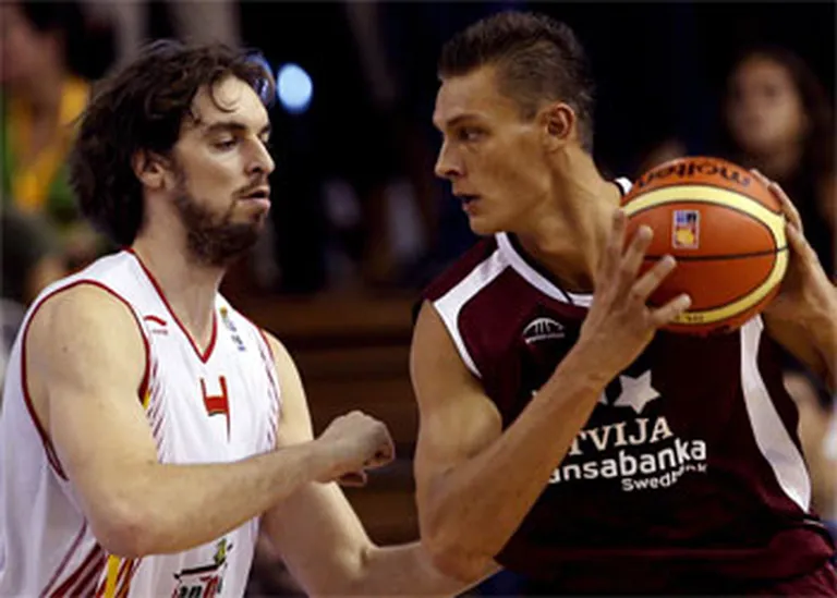 Andris Biedriņš (pa labi) pret Spānijas valstsvienības un NBA kluba Memfisas "Grizzlies" līderi Pau Gasolu. 