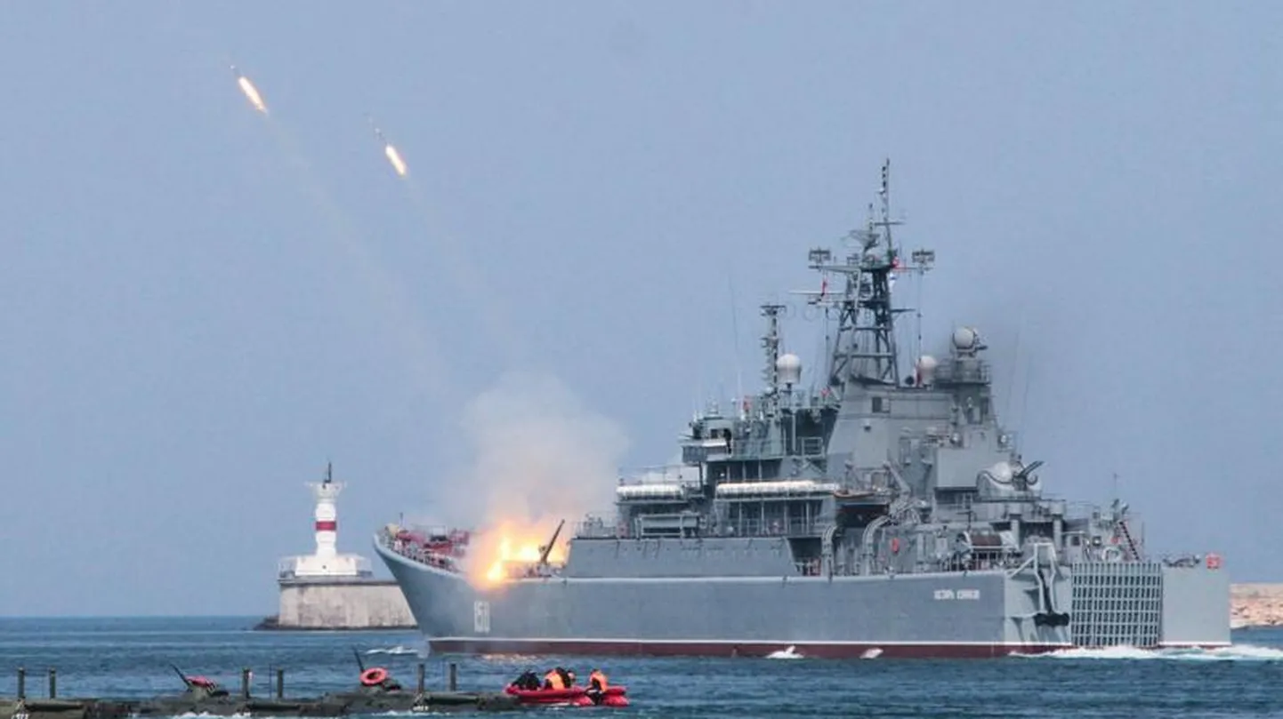 Архивное фото. БДК «Цезарь Куников» на параде по случаю празднования дня ВМФ России в аннексированном Севастополе в 2016 году.