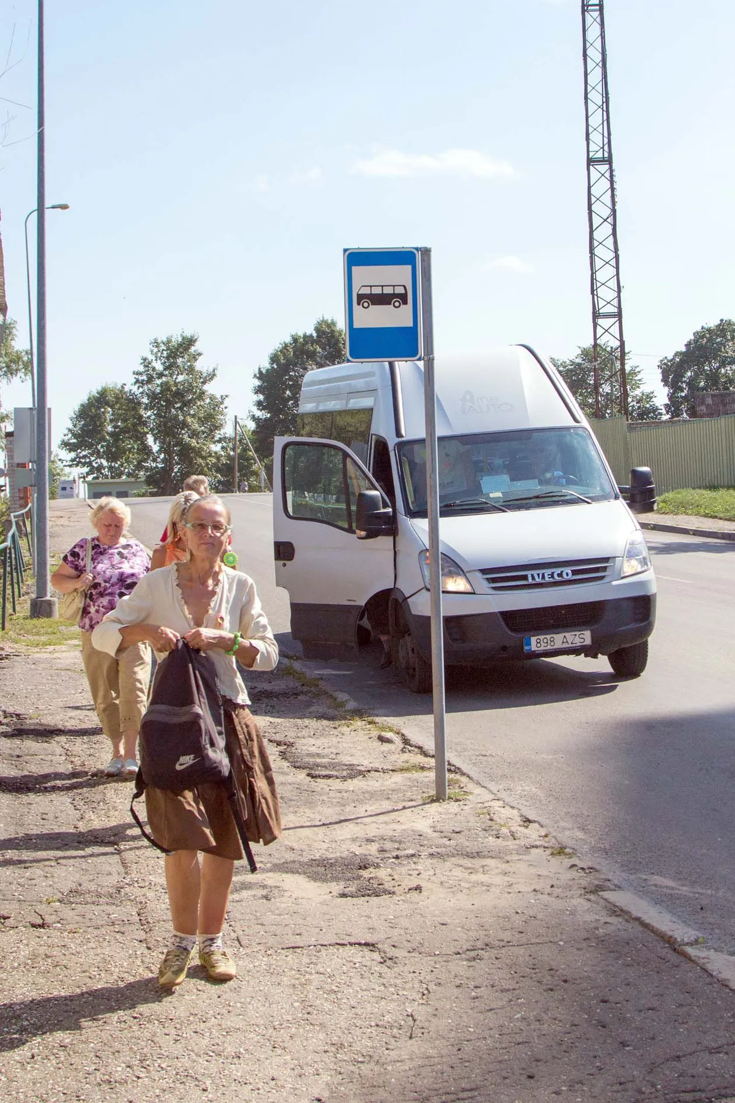 Hargla Masinaühistu teenindab üht bussiliinidest, millega Valgast Taheva valda ja tagasi saab.