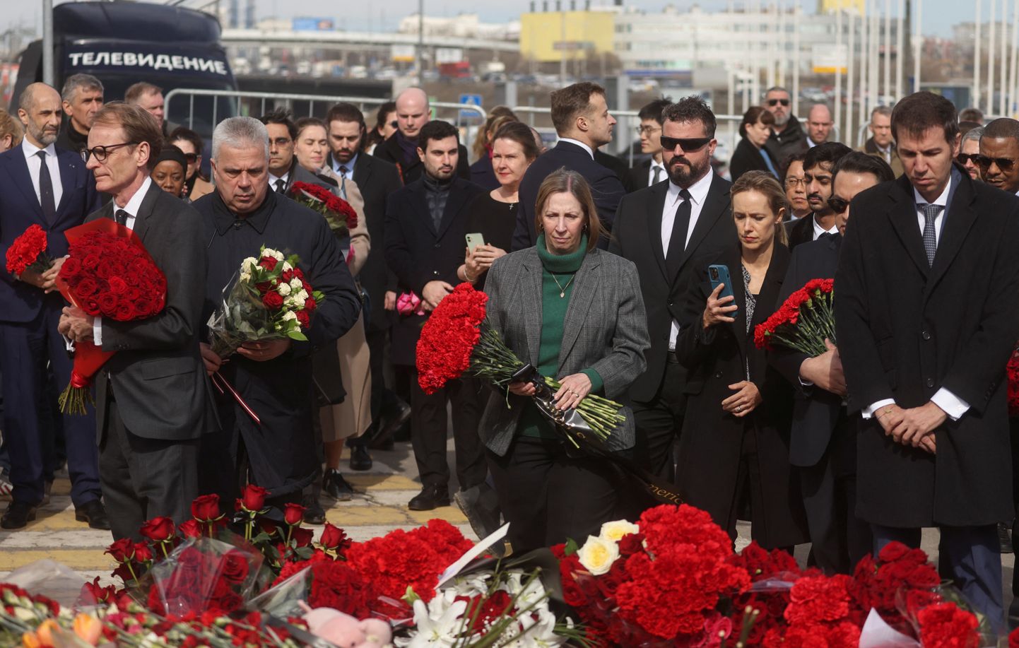 Посол США в России Линн Трейси и другие дипломаты на церемонии памяти жертв теракта в "Крокус Сити Холле"