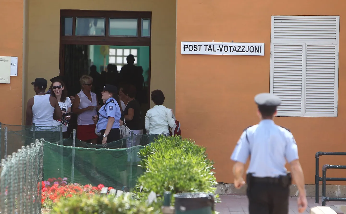 Malta kodanikud tunglevad valimisjaoskonna uksel.
