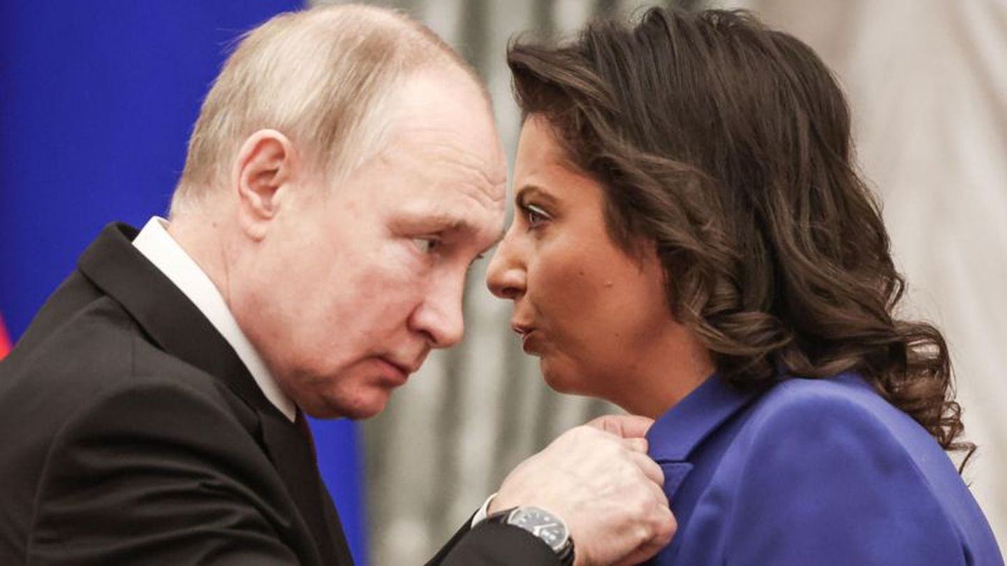 Маргарита Симоньян получает от Владимира Путина орден Почета в Кремле. Декабрь 2022 года.