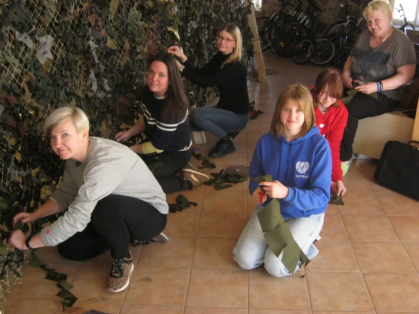 Varjevõrku on parasjagu punumas Maarika Rõõm (vasakul eest taha), Viktoria Täht, Lilian Tõnisson ning Annela Reinhold (paremal eest taha), Lisandra Reinhold ja Marina Rõõm.