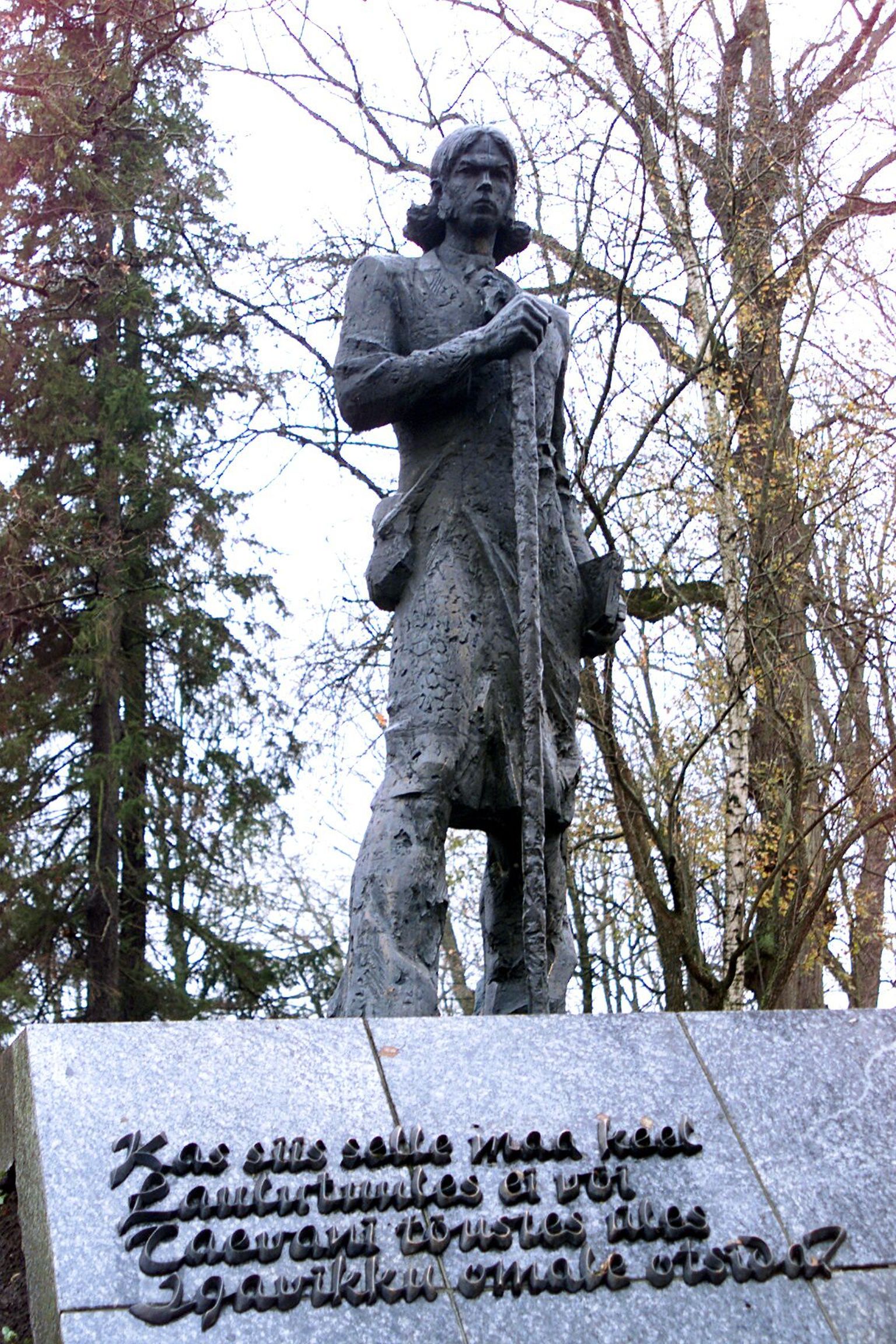 Kristjan Jaak Petersoni skulptuur Tartus Toomemäel.