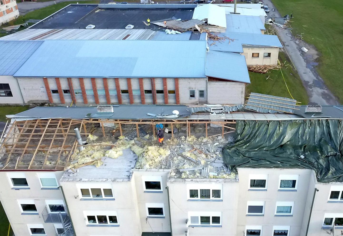Torm viis pool Kavastu algkooli ja lasteaia katusest, osa sellest maandus õmblusfirma hoone katusel ja ülejäänu on selle kõrval maas.
 