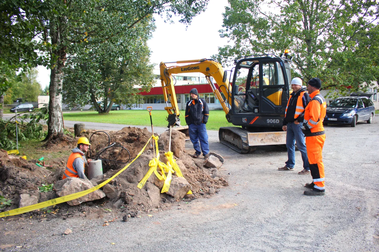 Helme asulas (fotol) ja Ala kergliiklusteel viivad töid läbi Võrumaa ettevõtte Kagu Elekter OÜ töölised. Helmest mööduval kergliiklusteel on aga tööde tegija Oja Ehitus OÜ.