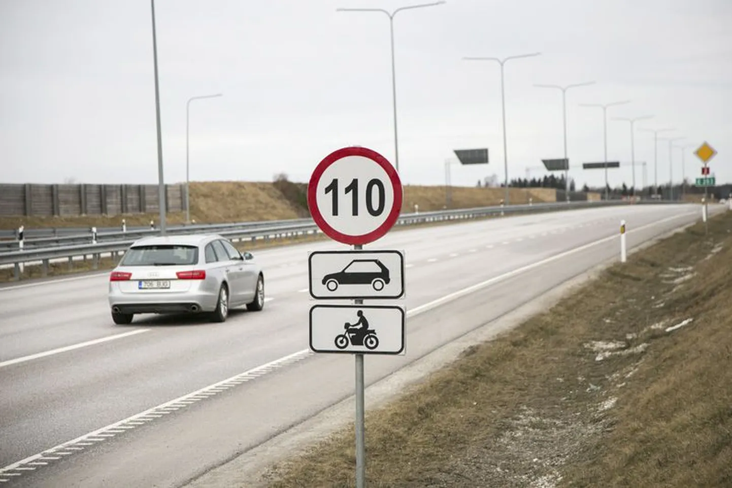 Algas piirkiiruste tõstmine eraldatud sõidusuundadega riigiteedel.