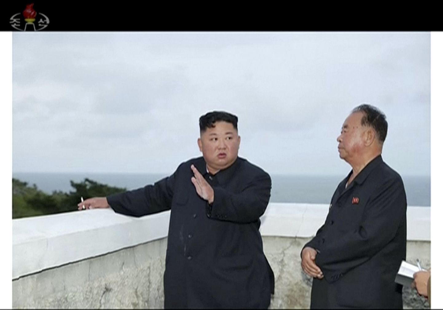 Põhja-Korea riigipea jälgimas raketikatsetusi.