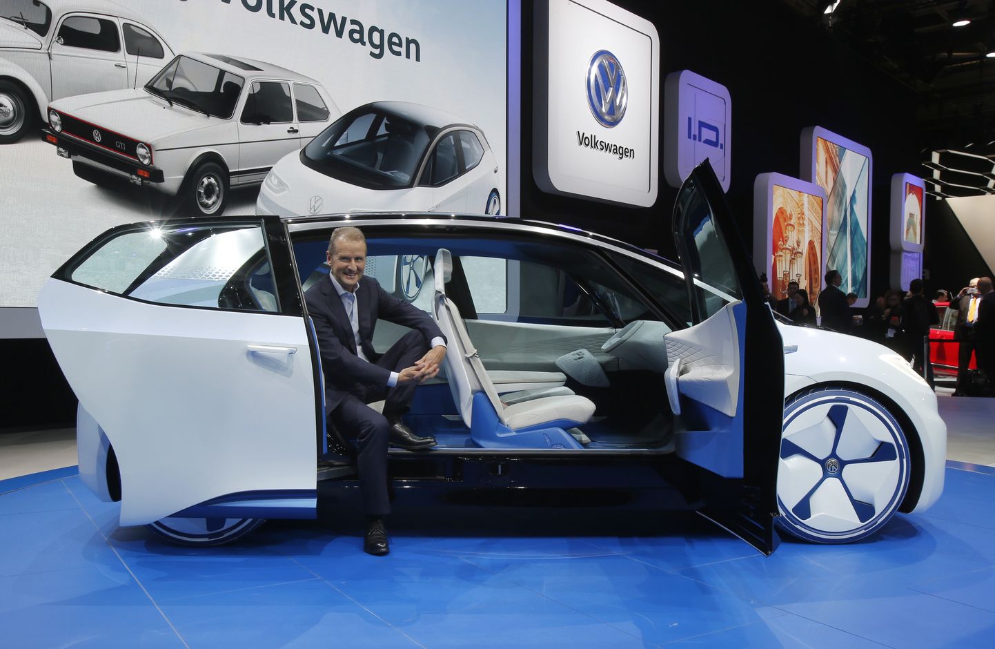 Volkswagen tegevjuht Herbert Deiss tutvustamas ettevõtte uut elektriautot Pariisis tänavu septembris.