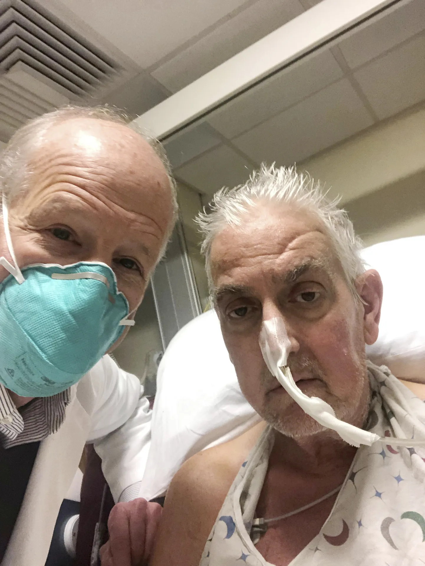 USA Marylandi ülikooli haigla kirurg Bartley Griffith koos patsiendi David Bennettiga, kellele ta siirdas sea südame. Foto on tehtud 10. jaanuaril ehk kolm päeva pärast operatsiooni