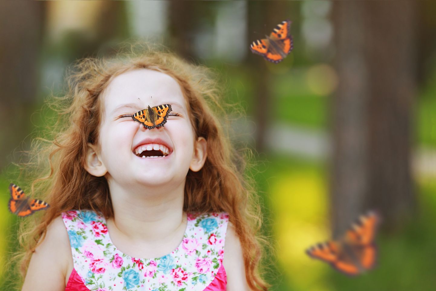 Tüdruk ja liblikad. Pilt on illustreeriv